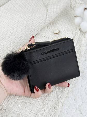 SOUTHLAND&KANGAROO 这款带有绒球挂饰、黑色字母细节的折叠小钱包，轻薄便携，可作信用卡、钥匙包等，时尚可爱，适合作为生日礼物、圣诞节礼物、周年纪念礼物，也适合送给女性、女孩、女士、商务人士、学生、宿舍用品和返校用品。