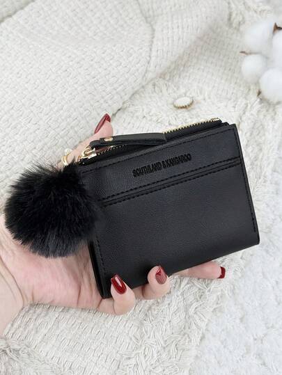 SOUTHLAND&KANGAROO Con un encanto de pompón, cartera pequeña plegable con detalle de letra negra, billetera pequeña, billetera delgada para mujer, ligera y portátil, estuche para tarjetas de crédito y llaves, cartera corta, linda y moderna, regalo de cumpleaños, Navidad, aniversario para mujeres, niñas, dama, femenina, útiles escolares para la escuela, dormitorio y vuelta al colegio