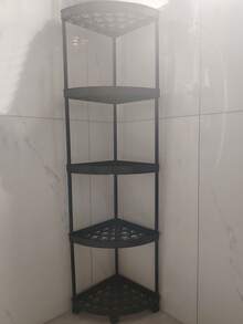 Um organizador de canto triangular de cinco camadas com quatro divisórias e três níveis, feito de plástico com rodízios, é ideal para guardar todos os itens essenciais do dia a dia no banheiro e na cozinha. É muito prático de montar, desmontar e mover, e não ocupa muito espaço. (Este produto é feito de plástico ABS de qualidade comum. A cor pode variar de branco a branco claro, podendo haver pequenas diferenças de tonalidade.)