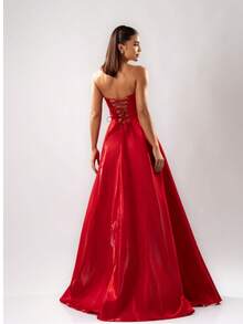 Glamour In Zibeline. A Party Dress With The Luxurious Shine And Texture Of The Fabric, Highlighting The Strapless Design With A Sweetheart Bust And The Sensuality Of The Maxi Side Slit. A Striking Choice. Simple, Elegant Party Dress. Ruched. Zipper. Backless. Formal And Evening Wedding Dress. - 紅色 - 查看 2