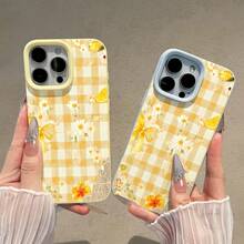 Funda para teléfono Daisy Delight con estampado floral amarillo, compatible con teléfonos ,  17,  16 Pro Max,  15 Pro Max,  13 y  12. Fabricada en TPU, ofrece protección contra golpes y caídas. Ideal para lucir un estilo primaveral, reuniones familiares, regalos para amigos o simplemente para darte un capricho y darle un toque fresco a tu look. - Amarillo - Ver 3