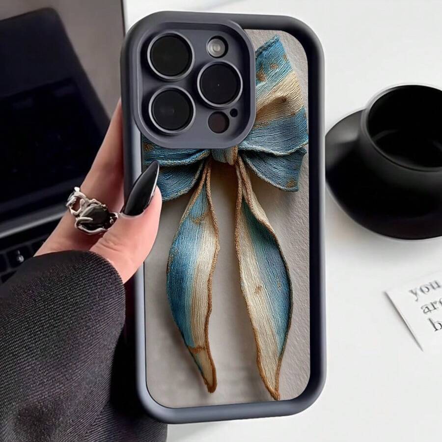 Carcasa de telefono con borde protector color gris oscuro con estampado de lazo de tela azul y beige para iPhone 14 Pro Max estilo elegante y artesanal ideal para uso diario y ocasiones especiales - Blanco - Ver 1