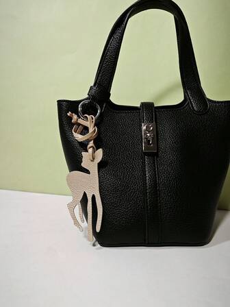 这款纯色PVC皮革钥匙扣造型简约时尚，设计新颖有趣，以卡通小鹿为主题。它是一款多功能钥匙扣，可用于背包、手提包、单肩包、行李箱和车钥匙，既可作为日常佩戴的装饰品，也可作为节日、约会、度假和旅行的点缀。它是馈赠家人、朋友和爱人的理想之选。