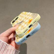 Funda para teléfono Daisy Delight con estampado floral amarillo, compatible con teléfonos ,  17,  16 Pro Max,  15 Pro Max,  13 y  12. Fabricada en TPU, ofrece protección contra golpes y caídas. Ideal para lucir un estilo primaveral, reuniones familiares, regalos para amigos o simplemente para darte un capricho y darle un toque fresco a tu look. - Amarillo - Ver 5