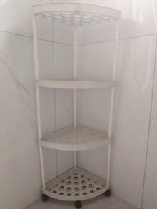 Um organizador de canto triangular de cinco camadas com quatro divisórias e três níveis, feito de plástico com rodízios, é ideal para guardar todos os itens essenciais do dia a dia no banheiro e na cozinha. É muito prático de montar, desmontar e mover, e não ocupa muito espaço. (Este produto é feito de plástico ABS de qualidade comum. A cor pode variar de branco a branco claro, podendo haver pequenas diferenças de tonalidade.)