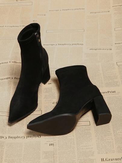 1 双时尚黑色麂皮短靴，尖头粗跟侧拉链设计，适合商务、派对、婚礼、夜店等场合。