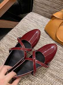 1 Pair Girl's Low Vamp Breathable Flat Shoes With Cross Strap Buckle, Versatile Retro British Style Small Leather Shoes, Spring/Summer
