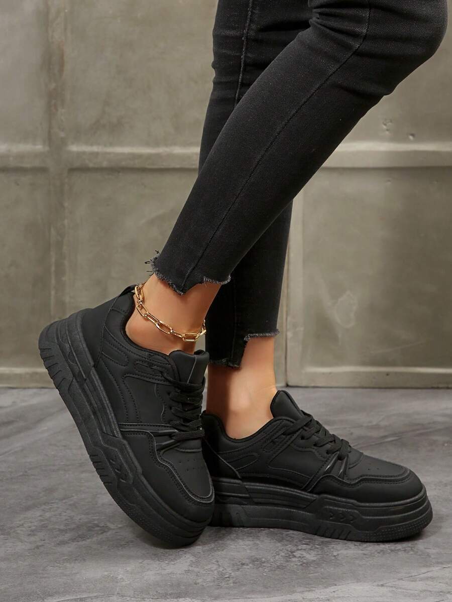 新款百搭女士休闲运动鞋，小众舒适休闲鞋，学生厚底运动鞋，黑色时尚鞋