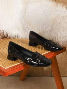 أحذية كعب سميك مربعة الأصبع عصرية للنساء، مصنوعة من جلد لامع مع حزام وإبزيم معدني - الأسود - مشاهدة 6