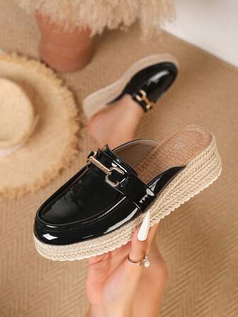 新款编织细节舒适优雅女士凉鞋。坡跟厚底套脚轻便优雅舒适女士平底鞋。绳编鞋。适合休闲、旅行、度假。