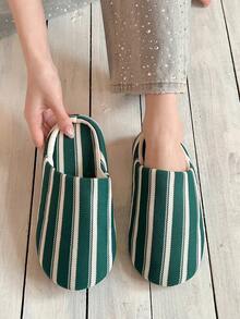 خطوط عريضة باللون الأخضر الداكن