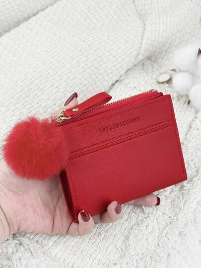 SOUTHLAND&KANGAROO Con un encanto de pompón, cartera pequeña con detalles de letra roja, billetera plegable, billetera delgada para mujer, ligera y portátil, estuche para tarjetas de crédito y llaves, billetera corta, linda y moderna, regalo de cumpleaños, Navidad, aniversario para mujeres, niñas, dama, femenina, útiles escolares para la escuela, dormitorio y vuelta al colegio