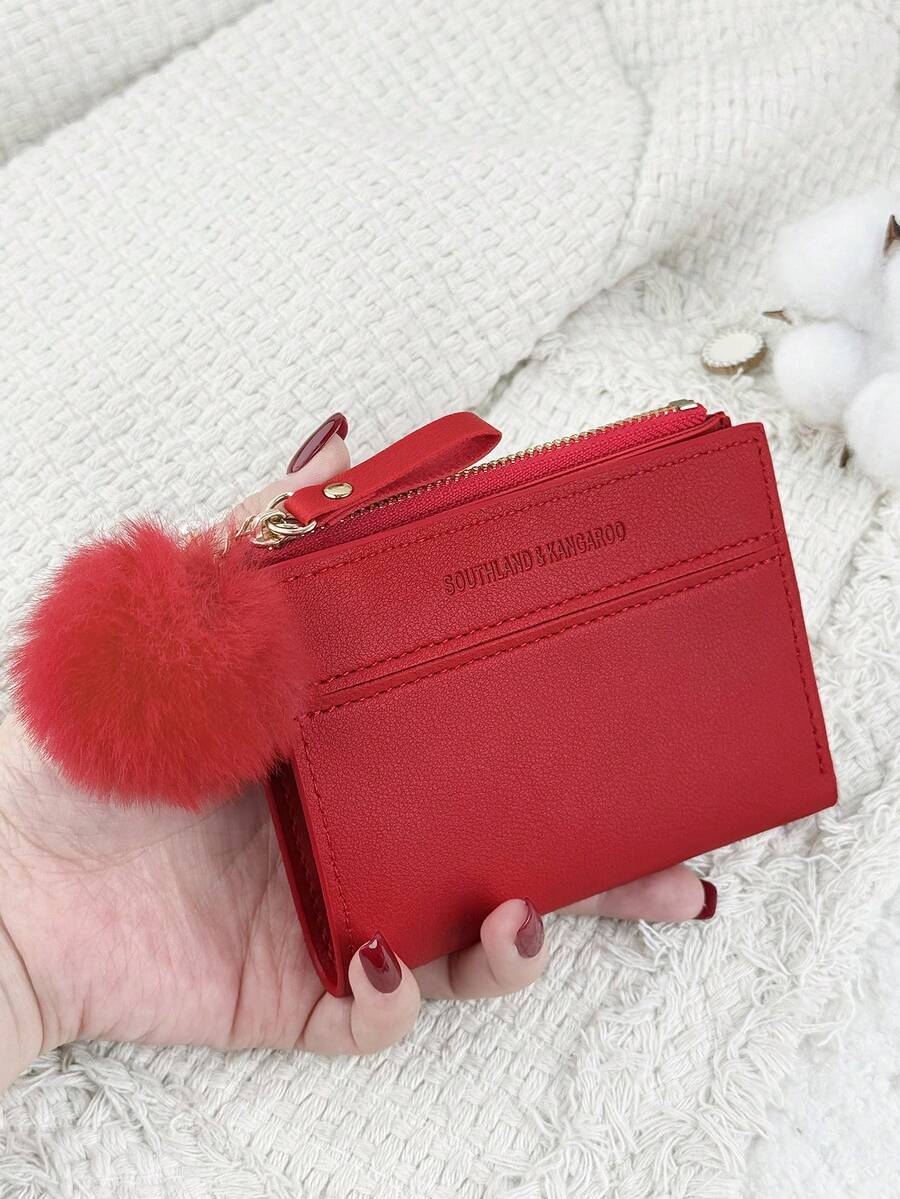 SOUTHLAND&KANGAROO 这款可折叠小钱包带有绒球挂饰和红色字母细节，轻巧便携，适合存放信用卡、钥匙等物品。它时尚可爱，是生日、圣诞节、周年纪念日的理想礼物，也适合女性、女孩、女士、商务人士、学生、宿舍用品和返校用品。