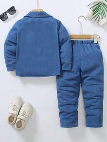 两件套男童时尚休闲牛仔套装，包括蓝色牛仔衬衫和直筒牛仔裤，适合春秋季穿着。