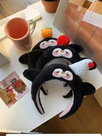 1个可爱黑色企鹅毛绒发箍，卡通发带，适合女孩、化妆、戴口罩、做头发等场合。