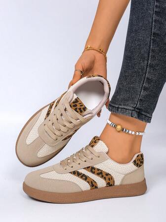 Kontrastfärgade enfärgade preppy casual gymnastikskor för kvinnor, snörning, vit, svart, röd, khaki lappmönster, platta, retro, moderiktiga, utomhussporter löparskor, casual vår/sommar