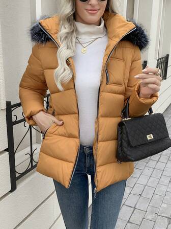 Damvinterjacka med fuskpälslappverk, dragkedja med huva och pälskrage, trendiga quiltade ytterkläder