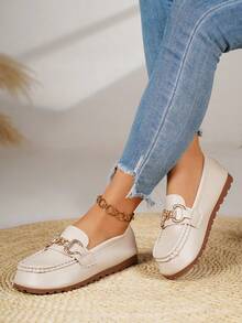 Mocasines planos cómodos y antideslizantes con decoración metálica de punta redonda y tacón bajo para mujer, color beige, estilo casual universitario para uso diario en otoño - Beis - Ver 1