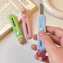 1pcs  Cute Cartoon Bear Utility Knife - Box Cutter With Locking Blade, Small Cutter For Students, Office, Craft & Unboxing Durable Plastic Cartoon Utility Knife - School Supplies For Handcraft & Paper Cutting Retractable Blade Cartoon Paper Cutter - Cute Office & Home Package Opener Cute Cartoon Utility Knife - Portable Package Opener For Home & Journaling - 隨機 - 查看 3
