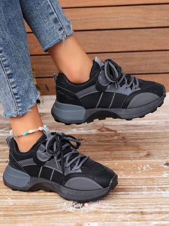1 par casual sneakers, retro svarta och grå färgblockssneakers för kvinnor, tjocka sular förhöjer formen, lapptäcksdesign och iögonfallande, bekväma för vardagsbruk och sport, mångsidiga