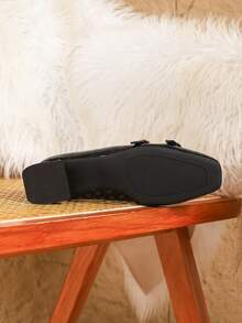 أحذية كعب سميك مربعة الأصبع عصرية للنساء، مصنوعة من جلد لامع مع حزام وإبزيم معدني - الأسود - مشاهدة 4