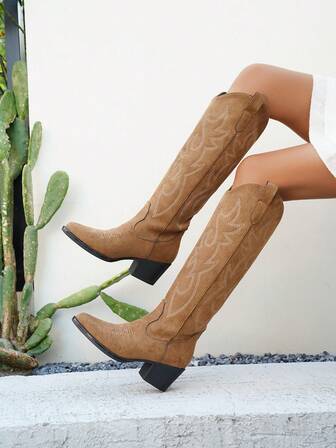 Nya moderiktiga cowboystövlar med spetsiga tår och grov klack för kvinnor