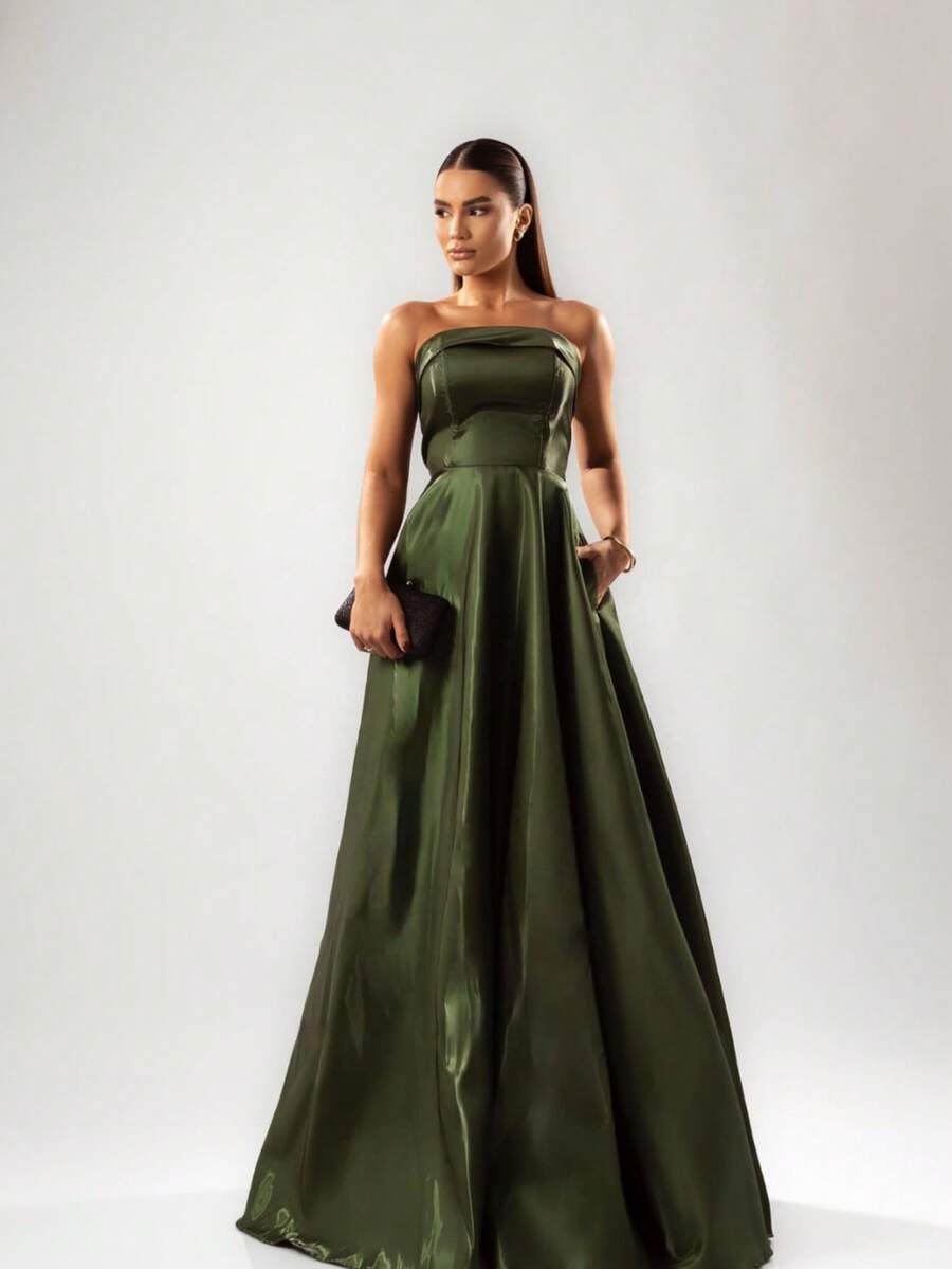 Glamour In Zibeline. A Party Dress With The Luxurious Shine And Texture Of The Fabric, Highlighting The Strapless Design With A Sweetheart Bust And The Sensuality Of The Maxi Side Slit. A Striking Choice. Simple, Elegant Party Dress. Ruched. Zipper. Backless. Formal And Evening Wedding Dress. - 橄欖綠 - 查看 1