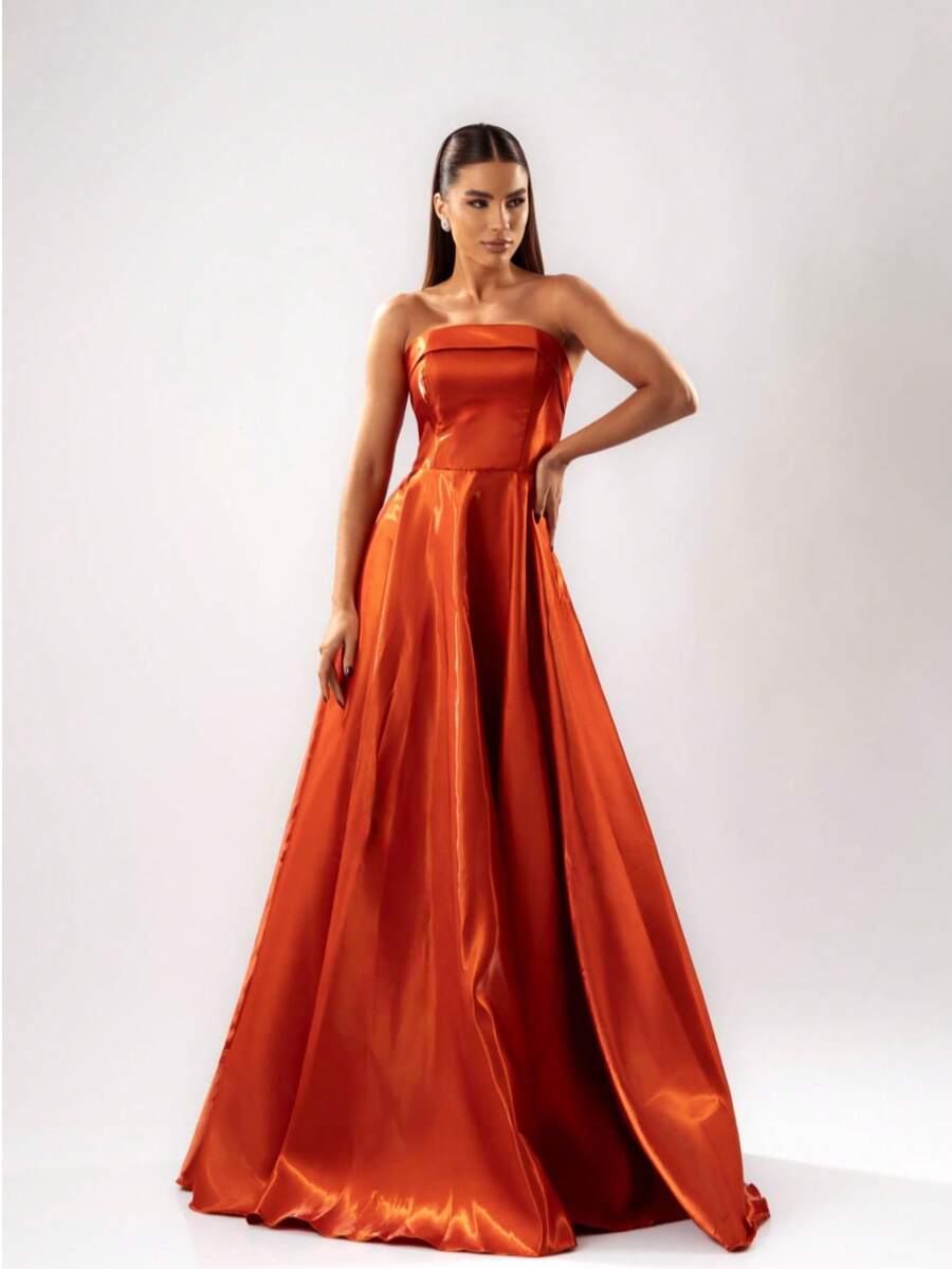 Glamour In Zibeline. A Party Dress With The Luxurious Shine And Texture Of The Fabric, Highlighting The Strapless Design With A Sweetheart Bust And The Sensuality Of The Maxi Side Slit. A Striking Choice. Simple, Elegant Party Dress. Ruched. Zipper. Backless. Formal And Evening Wedding Dress. - 紅陶 - 查看 1