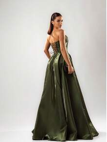 Glamour In Zibeline. A Party Dress With The Luxurious Shine And Texture Of The Fabric, Highlighting The Strapless Design With A Sweetheart Bust And The Sensuality Of The Maxi Side Slit. A Striking Choice. Simple, Elegant Party Dress. Ruched. Zipper. Backless. Formal And Evening Wedding Dress. - 橄欖綠 - 查看 2