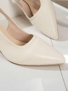 这款时尚高跟鞋专为青少年设计，采用米色/黑色尖头款式，休闲耐穿，优雅大方。它是日常穿着、夏季郊游、生日派对和商场购物的绝佳选择，并且可以轻松搭配各种服装。 - 白色 - 查看 7