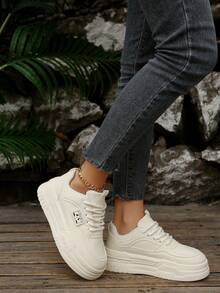 时尚百搭的女士厚底增高白色运动鞋，高品质，韩版风格，学生休闲厚底鞋