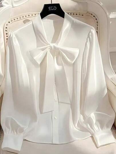 加大码白色梭织衬衫，优雅的领结和长袖设计，适合日常或办公穿着。