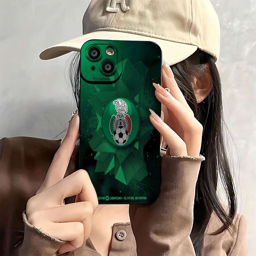 Funda para teléfono con el emblema de la Selección Mexicana de Fútbol, compatible con teléfonos , 17, 16 Pro Max, 15 Pro Max, 13 y 12. Fabricada en TPU, ofrece protección contra golpes y caídas. Ideal para aficionados al fútbol, entusiastas del deporte, regalos para el día del partido y celebraciones patrióticas. - Negro - Ver 1