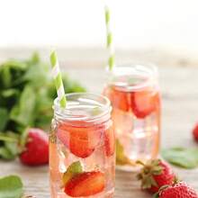 100支/包 绿白条纹一次性纸吸管 6*197mm | 适用于生日、婚礼及各种活动，是各种场合饮用的理想选择，也可用作学校用品，可溶于水的派对吸管