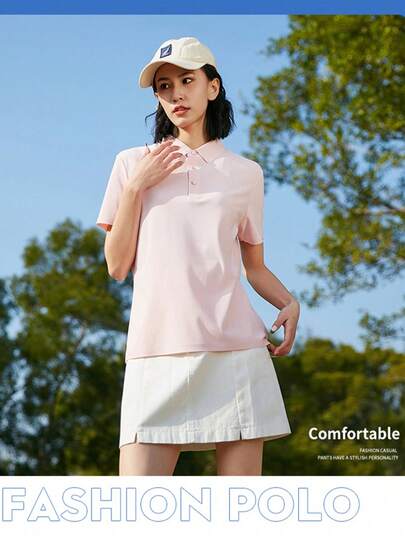 女士浅粉蓝色 Polo 领短袖上衣，面料舒适，适合日常通勤和休闲外出穿着。