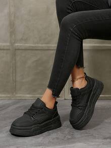 新款百搭女士休闲运动鞋，小众舒适休闲鞋，学生厚底运动鞋，黑色时尚鞋