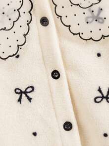 Kleine Mädchen Niedliches, flauschiges Set: Bluse mit Spitzenkragen und warme Hose mit Schmetterlingsmuster – einfach bezaubernd und süß. Perfekt für entspannte Stunden zu Hause am Wochenende.