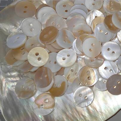 100颗天然淡水珍珠贝壳纽扣，2孔，多种颜色，带有油花图案，多种直径 - 非常适合DIY珠宝、项链、手链和工艺品