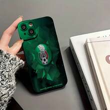 Funda para teléfono con el emblema de la Selección Mexicana de Fútbol, compatible con teléfonos ,  17,  16 Pro Max,  15 Pro Max,  13 y  12. Fabricada en TPU, ofrece protección contra golpes y caídas. Ideal para aficionados al fútbol, entusiastas del deporte, regalos para el día del partido y celebraciones patrióticas. - Negro - Ver 5
