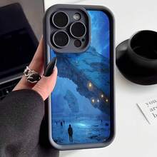 Cubierta de telefono con borde negro para iPhone 14 Pro Max con diseño de nave espacial flotante en cielo azul y figura solitaria en paisaje futurista ideal para amantes de la ciencia ficción y viajes espaciales - Blanco - Ver 3