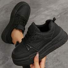 新款百搭女士休闲运动鞋，小众舒适休闲鞋，学生厚底运动鞋，黑色时尚鞋