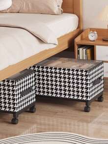 1个带轮床底收纳箱，透明防尘盖，家居衣物收纳，是宿舍和小户型公寓的理想之选。这款节省空间的滚动收纳箱带有透明视窗，轻巧便携，可收纳换季衣物、鞋子、配饰和内衣。方便取用，优化衣柜空间，让杂物井然有序，同时方便快速取用。兼容衣架、行李箱和搁板。整洁的透明盖提升房间美感，防尘设计，坚固的轮子确保移动顺畅，紧凑的体积最大限度地利用了狭小空间。 - 彩色 - 查看 2