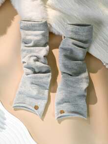 一双女士多功能绒毛长袖手套，外观时尚，可叠穿，提升整体气质，半袖设计，保护手臂。纯色，多功能针织长袖绒毛手套，适合秋冬季节，为手臂提供温暖，半袖设计，覆盖手臂。