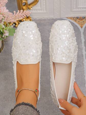 欧美风女式白色蕾丝亮片低帮软底乐福鞋，适合工作通勤、春秋季日常穿着、节日派对等场合，女士平底芭蕾鞋，随机图案