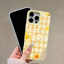 Funda para teléfono Daisy Delight con estampado floral amarillo, compatible con teléfonos ,  17,  16 Pro Max,  15 Pro Max,  13 y  12. Fabricada en TPU, ofrece protección contra golpes y caídas. Ideal para lucir un estilo primaveral, reuniones familiares, regalos para amigos o simplemente para darte un capricho y darle un toque fresco a tu look. - Amarillo - Ver 4