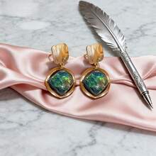 Un par de pendientes elegantes y sencillos de color oro claro, con un diseño elegante y único, ligeros y delicados, adecuados tanto para el uso diario como para diversas fiestas y ocasiones de boda. Estos encantadores pendientes son apropiados para todas las estaciones, convirtiéndolos en el accesorio perfecto para fiestas y un adorno de moda y único, un regalo pensado para mujeres.