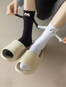 1双情侣磁性图案牵手趣味3D大眼睛设计中筒袜，适合情侣、朋友、家庭聚会、情人节礼物、日常穿着、四季皆宜，也适合作为圣诞礼物。