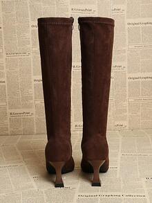 Botas de montar para mujer de ante marrón con ajuste slim, puntera puntiaguda, tacón de stiletto y cremallera lateral hasta la rodilla, adecuadas para negocios, fiestas, bodas y discotecas - Marrón - Ver 6