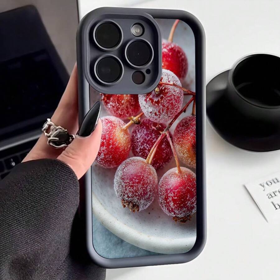 Cubierta de teléfono con borde negro diseño de frutas rojas con escarcha para iPhone 14 Pro Max estilo minimalista ideal para uso diario y trabajo - Café integral - Ver 1