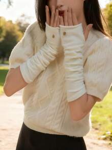 一双女士多功能绒毛长袖手套，外观时尚，可叠穿，提升整体气质，半袖设计，保护手臂。纯色，多功能针织长袖绒毛手套，适合秋冬季节，为手臂提供温暖，半袖设计，覆盖手臂。